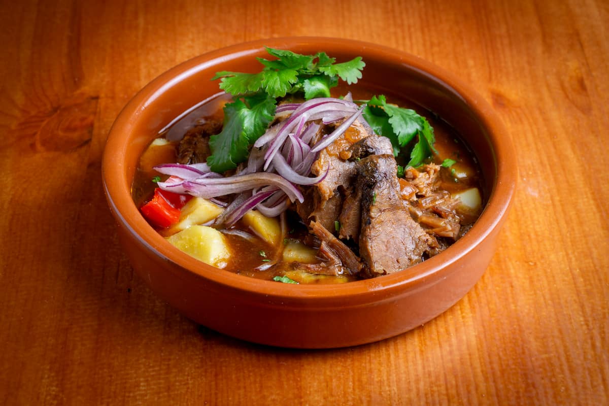 Estofado de ternera con salsa criolla y ají limo