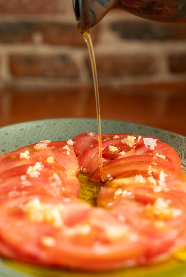 Tomate aliñado con ajo y aceite de oliva