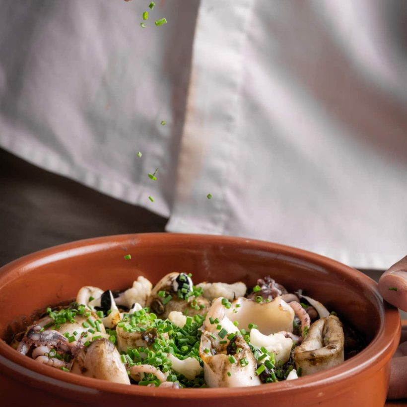 Chipirones con lentejitas y coliflor