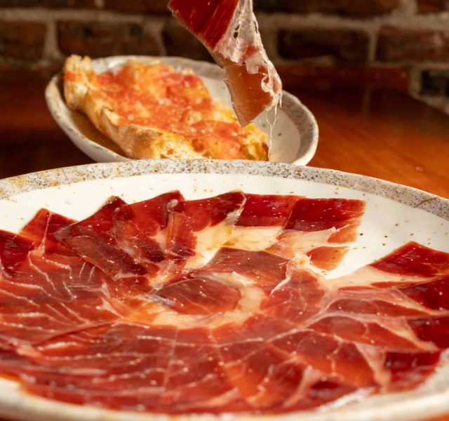 Jamón ibérico con pan cristal, aceite de oliva y tomate