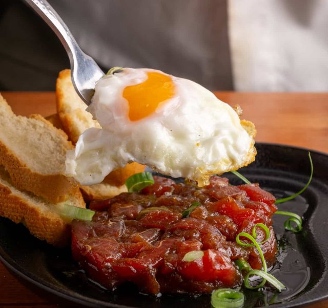 Tartar-atun-rojo-huevo-frito